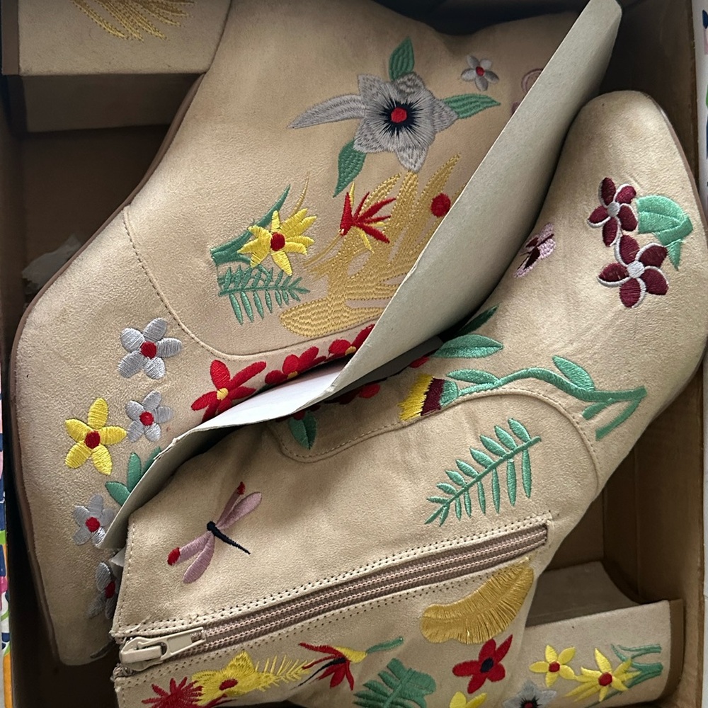 Shoe Republic LA Beige Floral Embroidered Ankle Boots - Picture 4 of 6